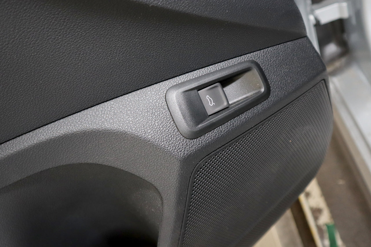 Push Button driver door eletrical tailgate for Skoda Kamiq NW4