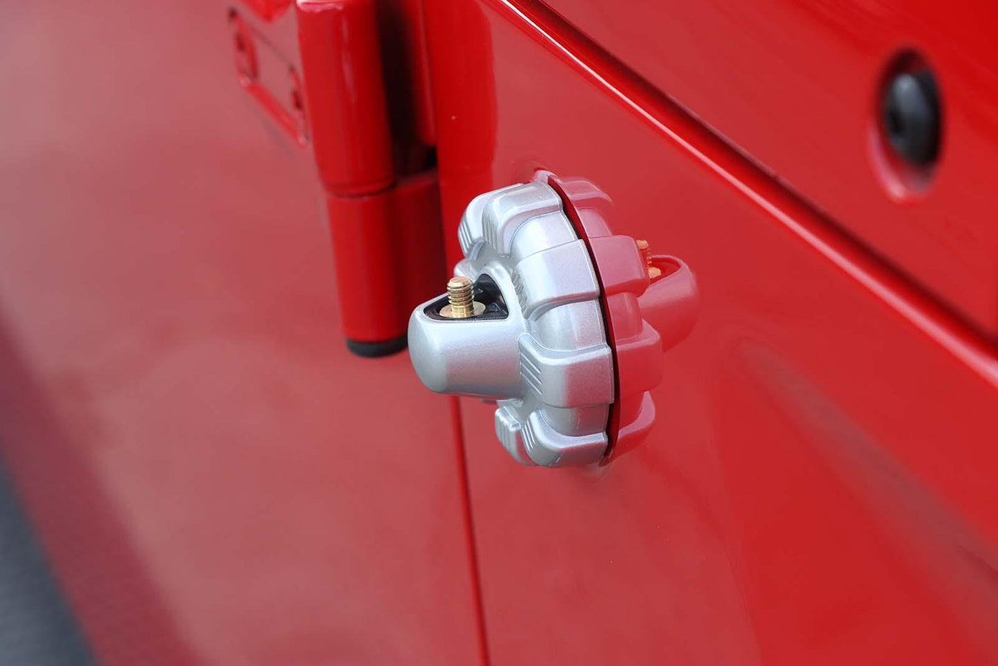 غطاء قاعدة هوائي الراديو مع إطار تثبيت هوائي لسيارة جيب رانجلر JL 2018-2022 (أسود/أحمر/فضي)