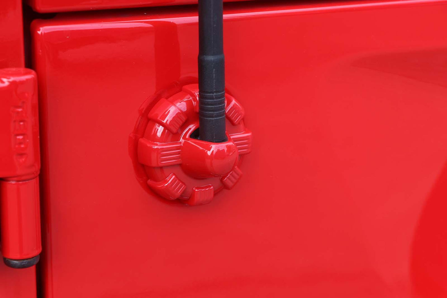 غطاء قاعدة هوائي الراديو مع إطار تثبيت هوائي لسيارة جيب رانجلر JL 2018-2022 (أسود/أحمر/فضي)