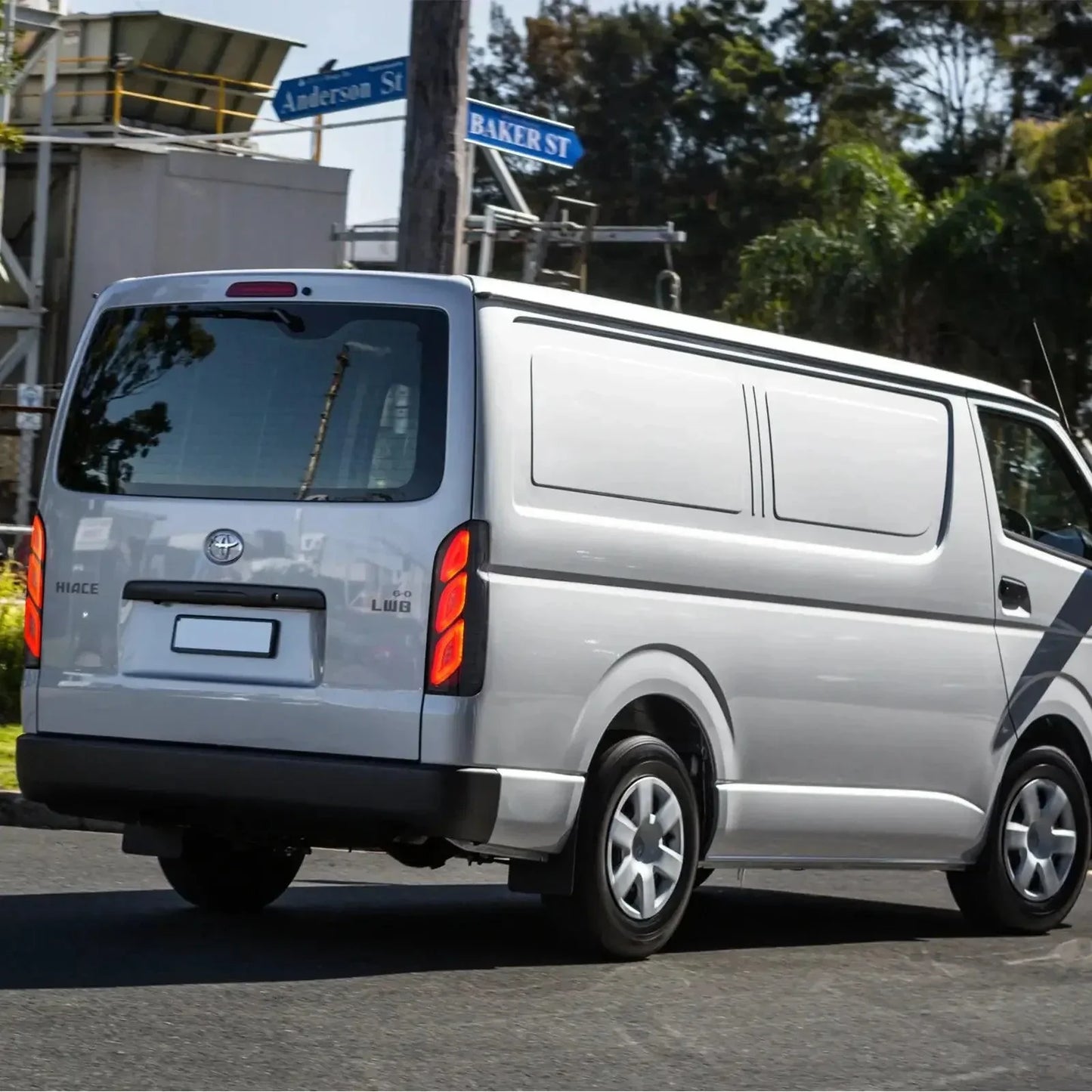 مجموعة مصابيح خلفية LED مع أضواء نهارية متحركة لسيارة تويوتا هايس الجيل الخامس (H200) موديلات 2005-2018