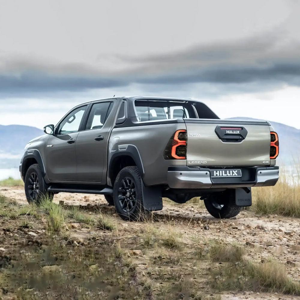 مجموعة مصابيح خلفية LED مع إضاءة ترحيب ديناميكية لسيارة تويوتا هيلوكس SR5 الجيل الثامن (GUN125، GUN126R) موديلات 2015-2022