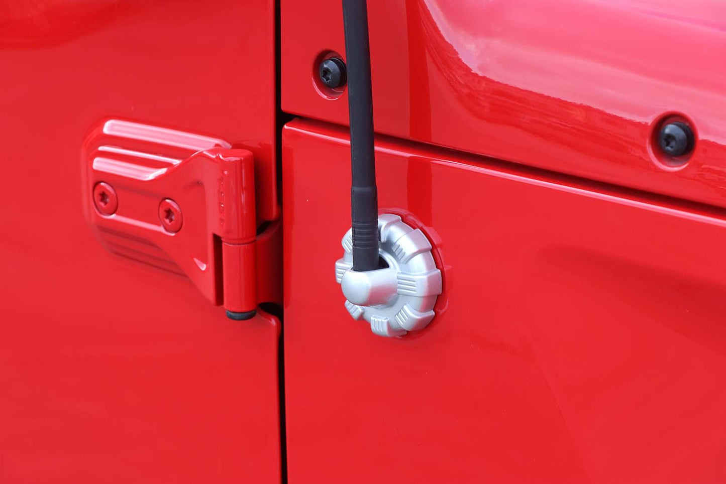 غطاء قاعدة هوائي الراديو مع إطار تثبيت هوائي لسيارة جيب رانجلر JL 2018-2022 (أسود/أحمر/فضي)