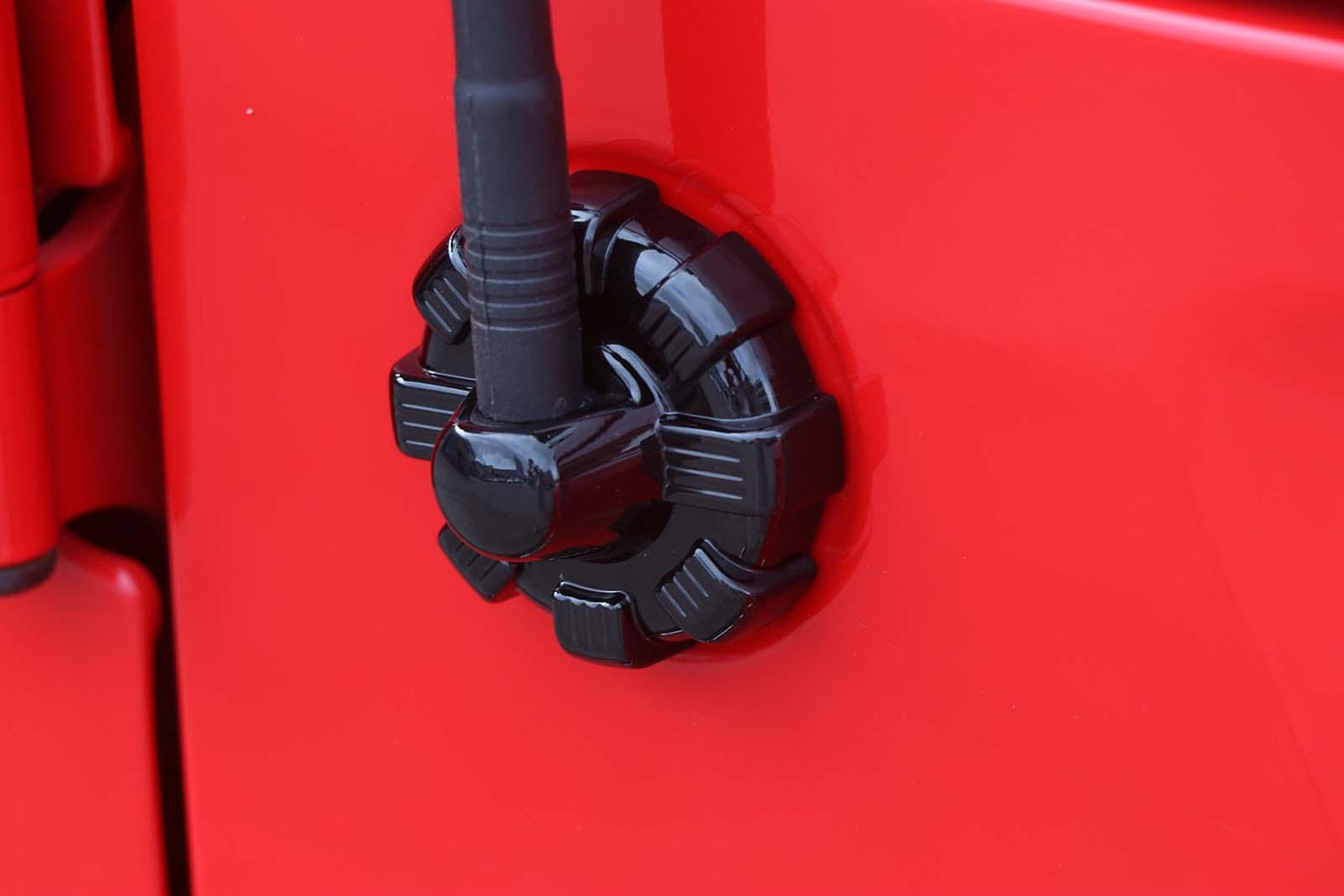 غطاء قاعدة هوائي الراديو مع إطار تثبيت هوائي لسيارة جيب رانجلر JL 2018-2022 (أسود/أحمر/فضي)